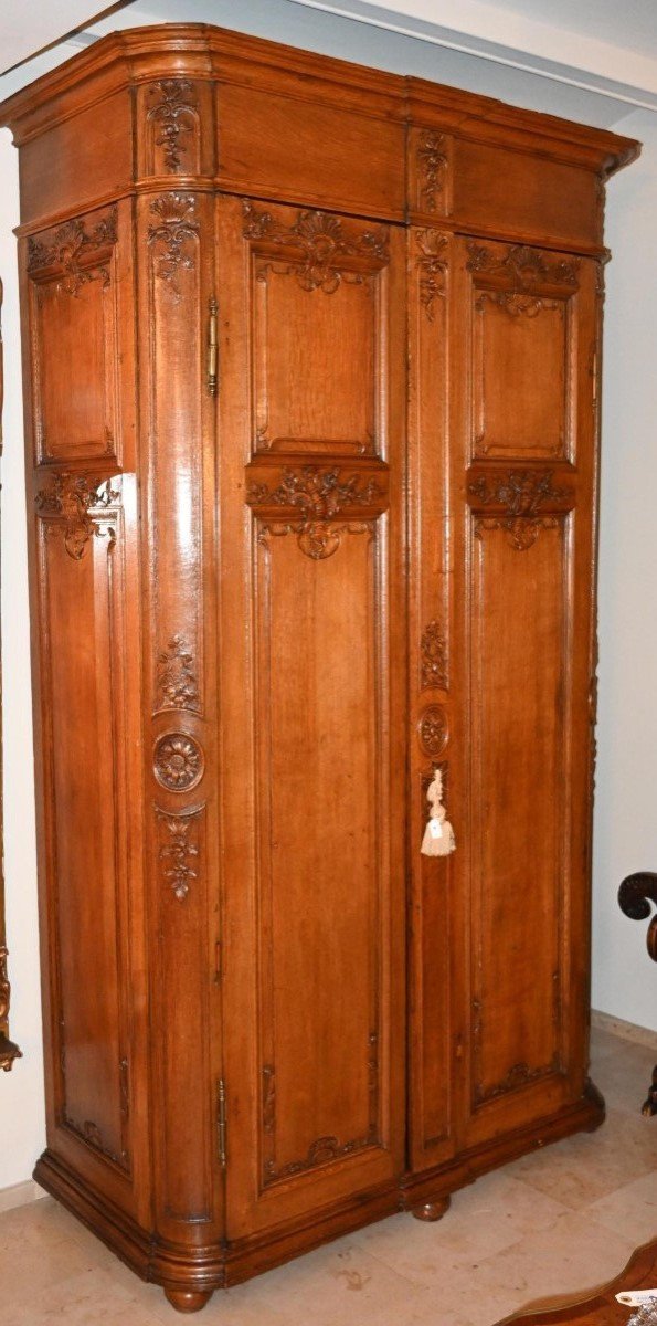 Liège Cabinet In Carved Oak