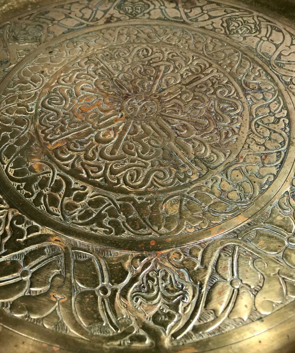 Art Islamique Dinanderie Plateau En Cuivre Doré à Décor Floral Travail Au Burin XIXème 32 cm-photo-3