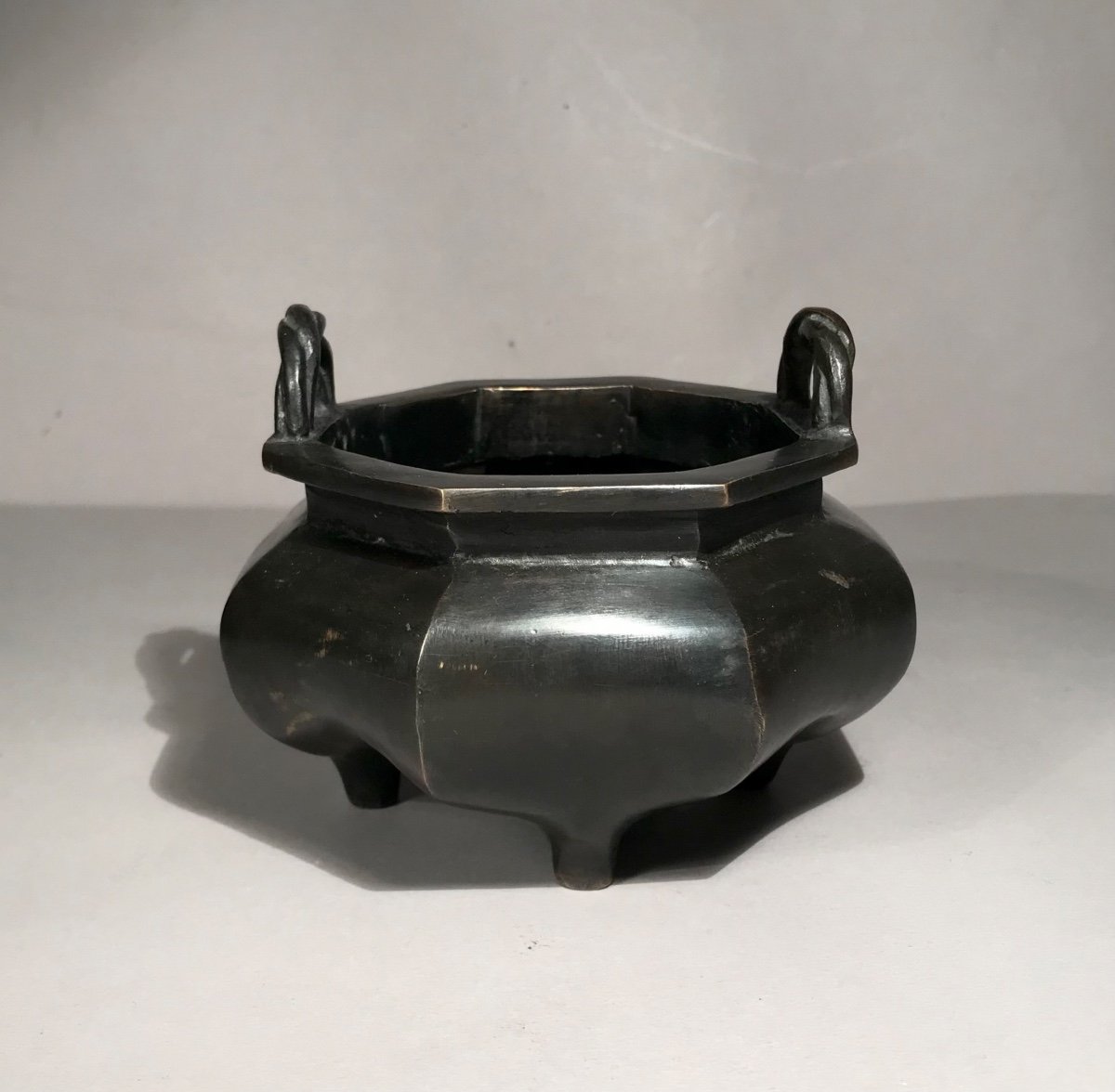 Asian Arts China 19th Century Quadripod Incense Burner Bronze With Brown Patina Xuande Brand Lotus Shape-photo-2