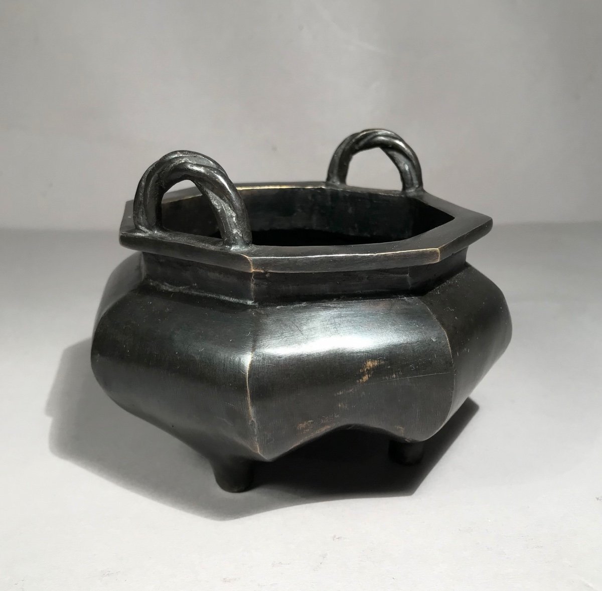 Asian Arts China 19th Century Quadripod Incense Burner Bronze With Brown Patina Xuande Brand Lotus Shape-photo-3