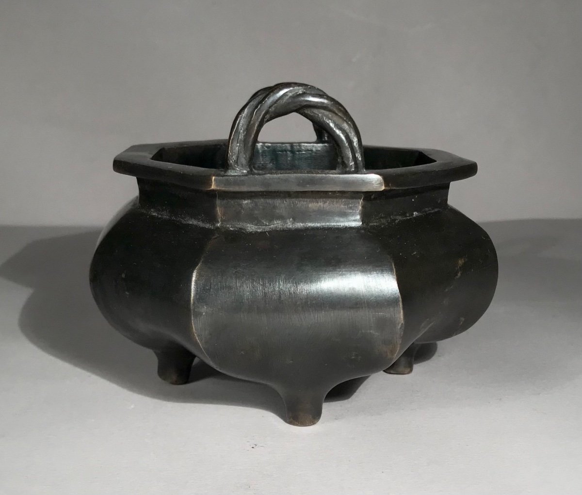 Asian Arts China 19th Century Quadripod Incense Burner Bronze With Brown Patina Xuande Brand Lotus Shape-photo-4