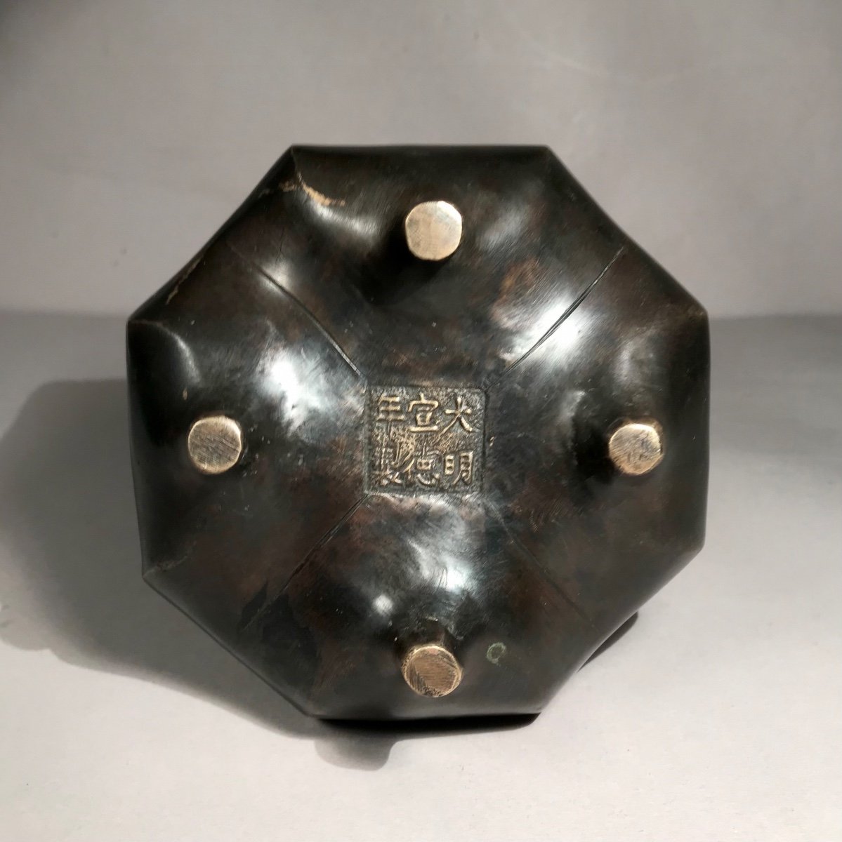 Asian Arts China 19th Century Quadripod Incense Burner Bronze With Brown Patina Xuande Brand Lotus Shape-photo-1