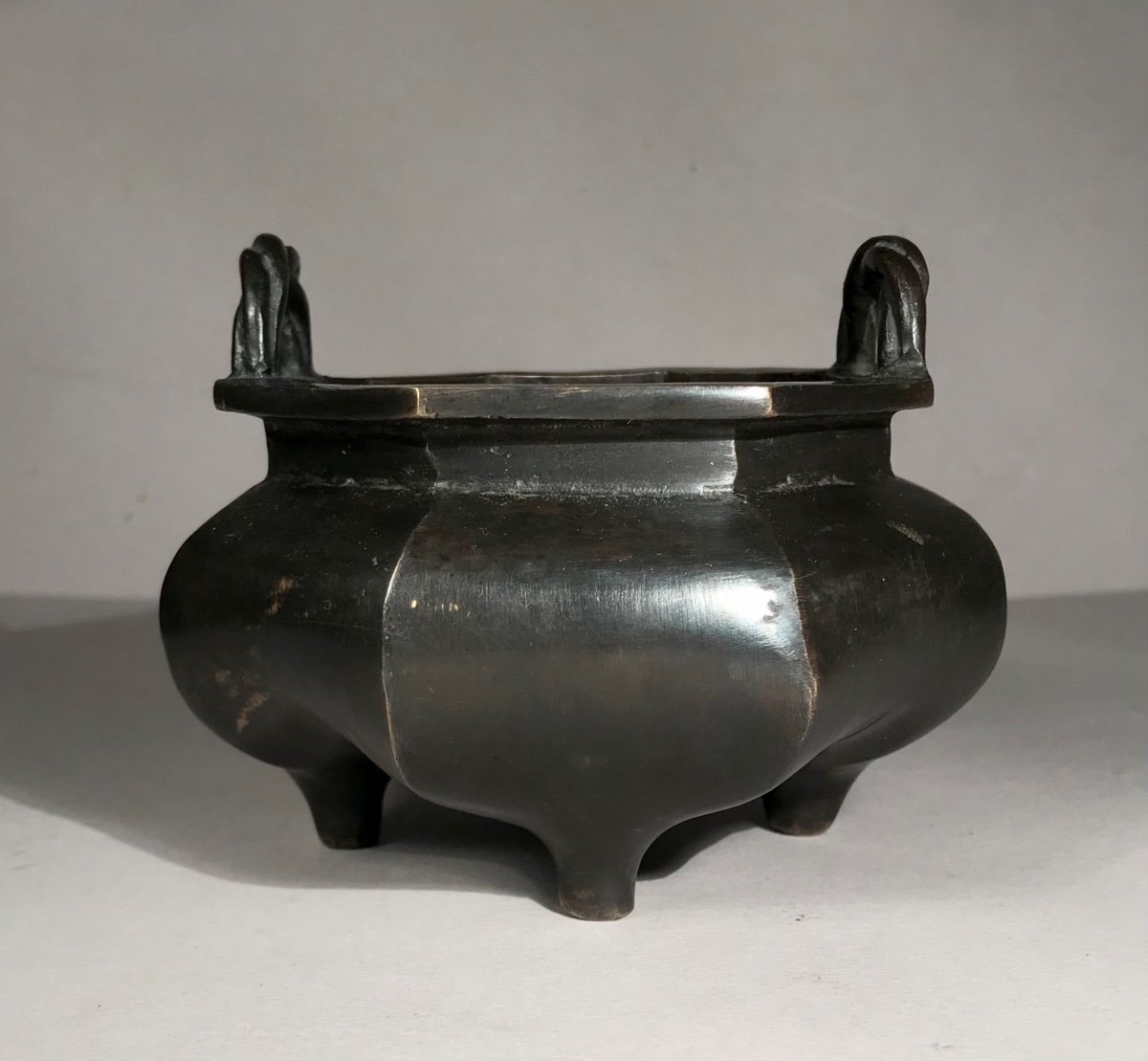 Asian Arts China 19th Century Quadripod Incense Burner Bronze With Brown Patina Xuande Brand Lotus Shape-photo-4