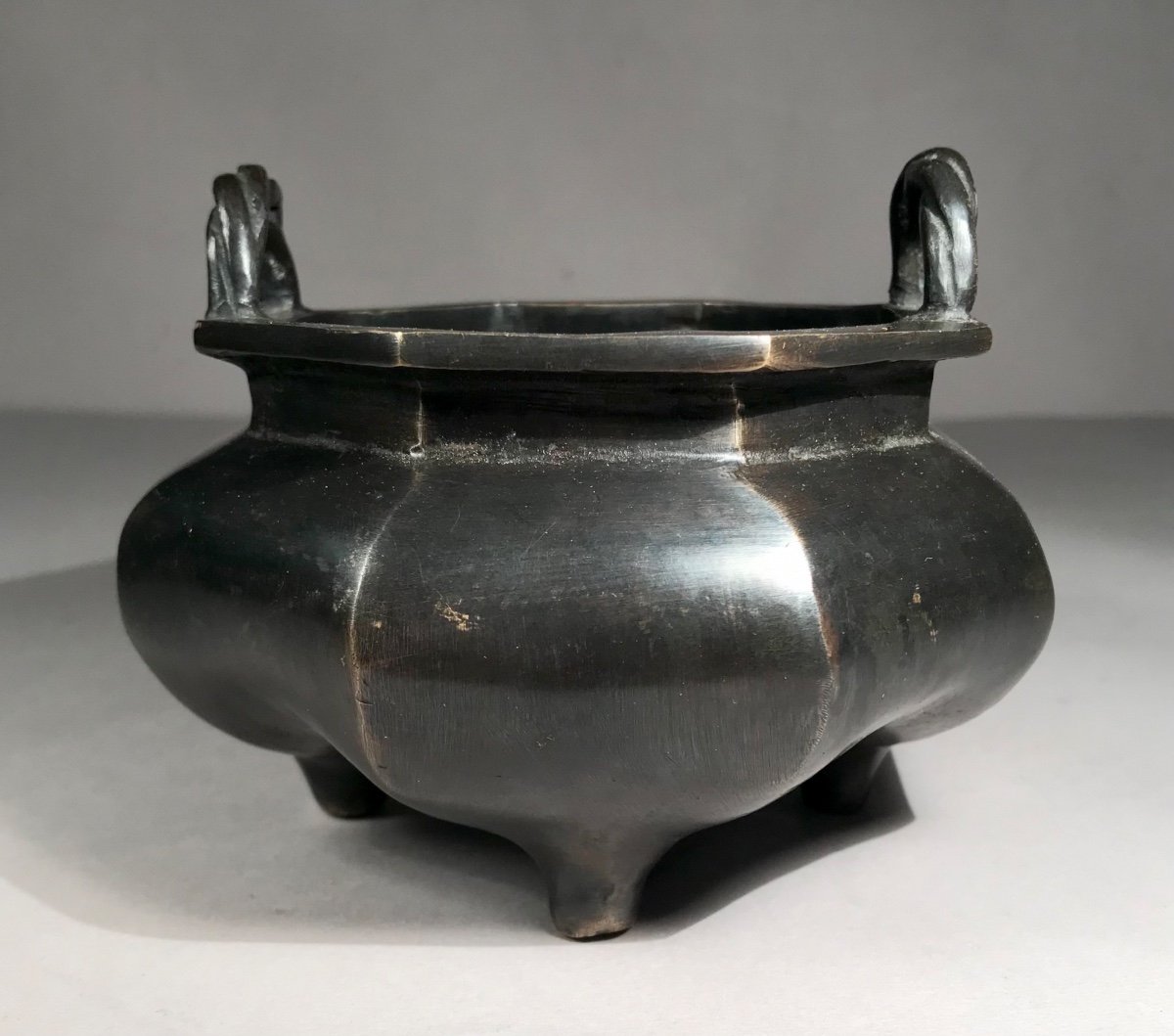 Asian Arts China 19th Century Quadripod Incense Burner Bronze With Brown Patina Xuande Brand Lotus Shape-photo-5