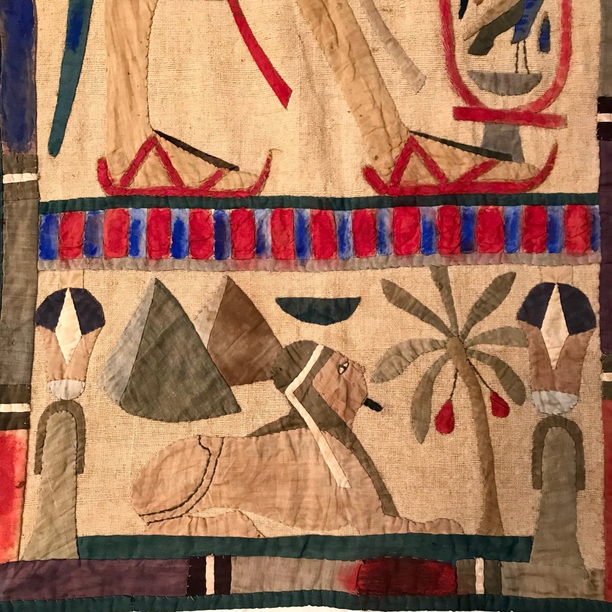 Tissus Mural égyptien Au Pharaon Pièces De Coton Cousues Teintes Et Rehaussées Circa 1900/1920-photo-1