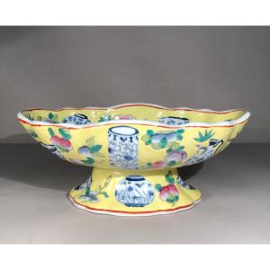 Arts D’asie Chine Coupe Polylobée Sur Pied Décor De Fleurs Et Vases Sur Fond Jaune XXème Siècle