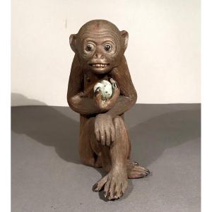 Arts D’asie Japon Macaque Au Fruit En Grès Partiellement émaillé XXème Siècle Sagesse