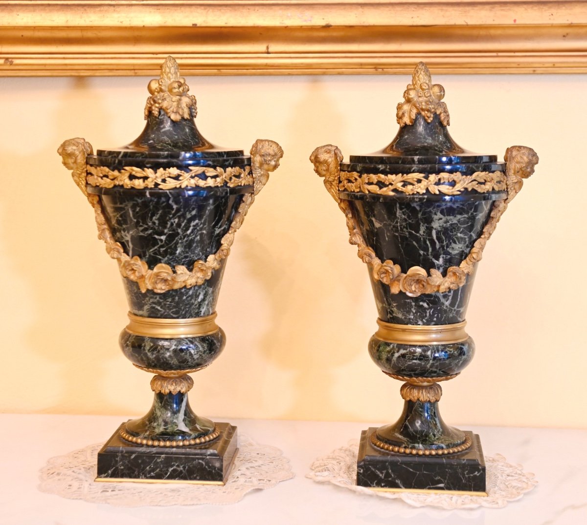 Paire de vases en marbre et bronze – France, début XIXe siècle