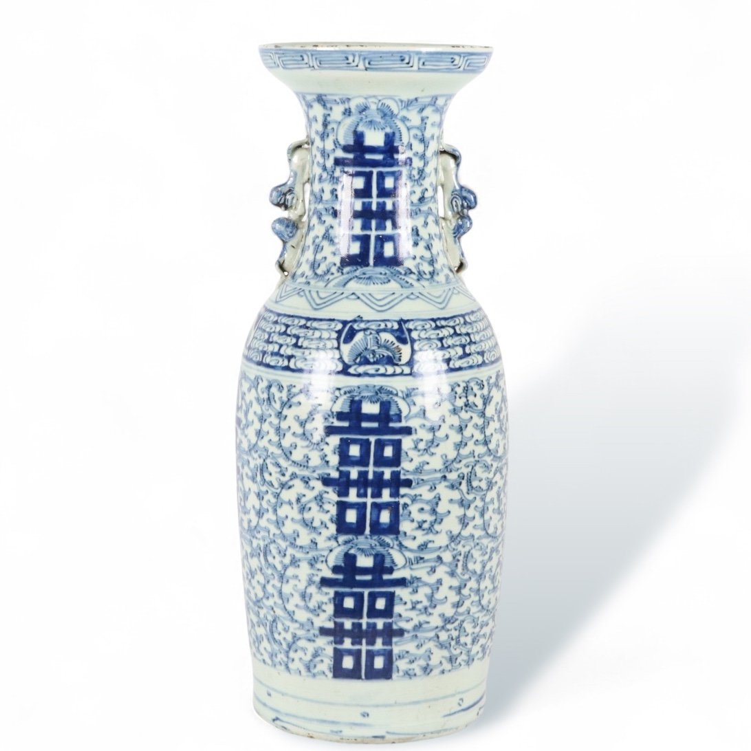 Grand Vase Balustre Chinois Dans Les Tons Blanc Et Bleu. Chine, 20e Siècle