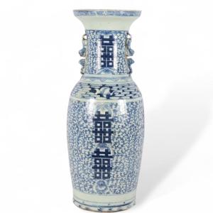 Grand Vase Balustre Chinois Dans Les Tons Blanc Et Bleu. Chine, XXème Siècle / Hauteur 61 Cm