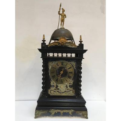 Pendule, Horloge Dans Le Goût Anglais Du XVIII ème Siècle. En Bois Noirci, Cadran En Bronze 