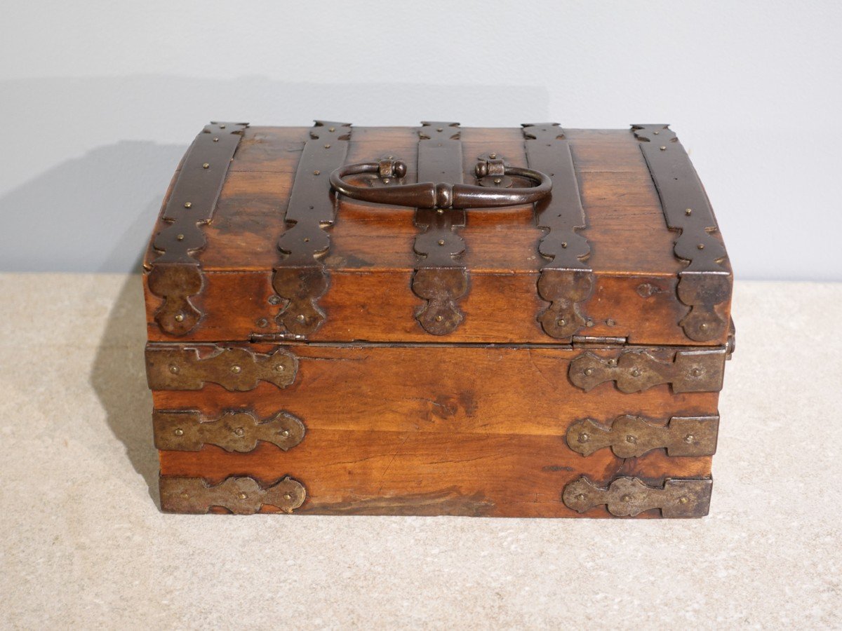 Box In Walnut Veneer And Wrought Iron From The 17th Century-photo-1