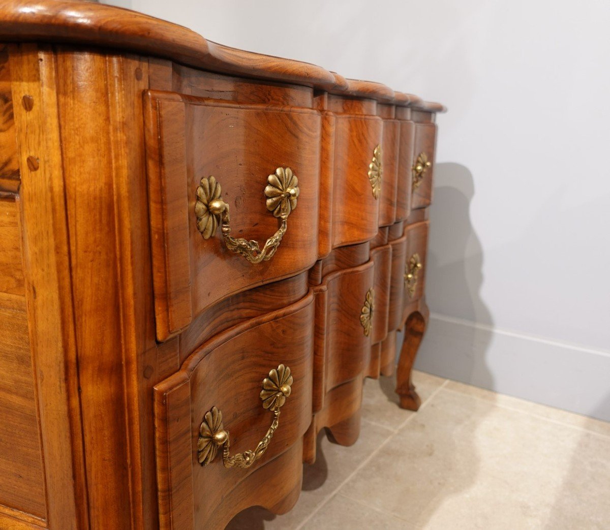 Commode sauteuse en noyer d'époque XVIII°-photo-1