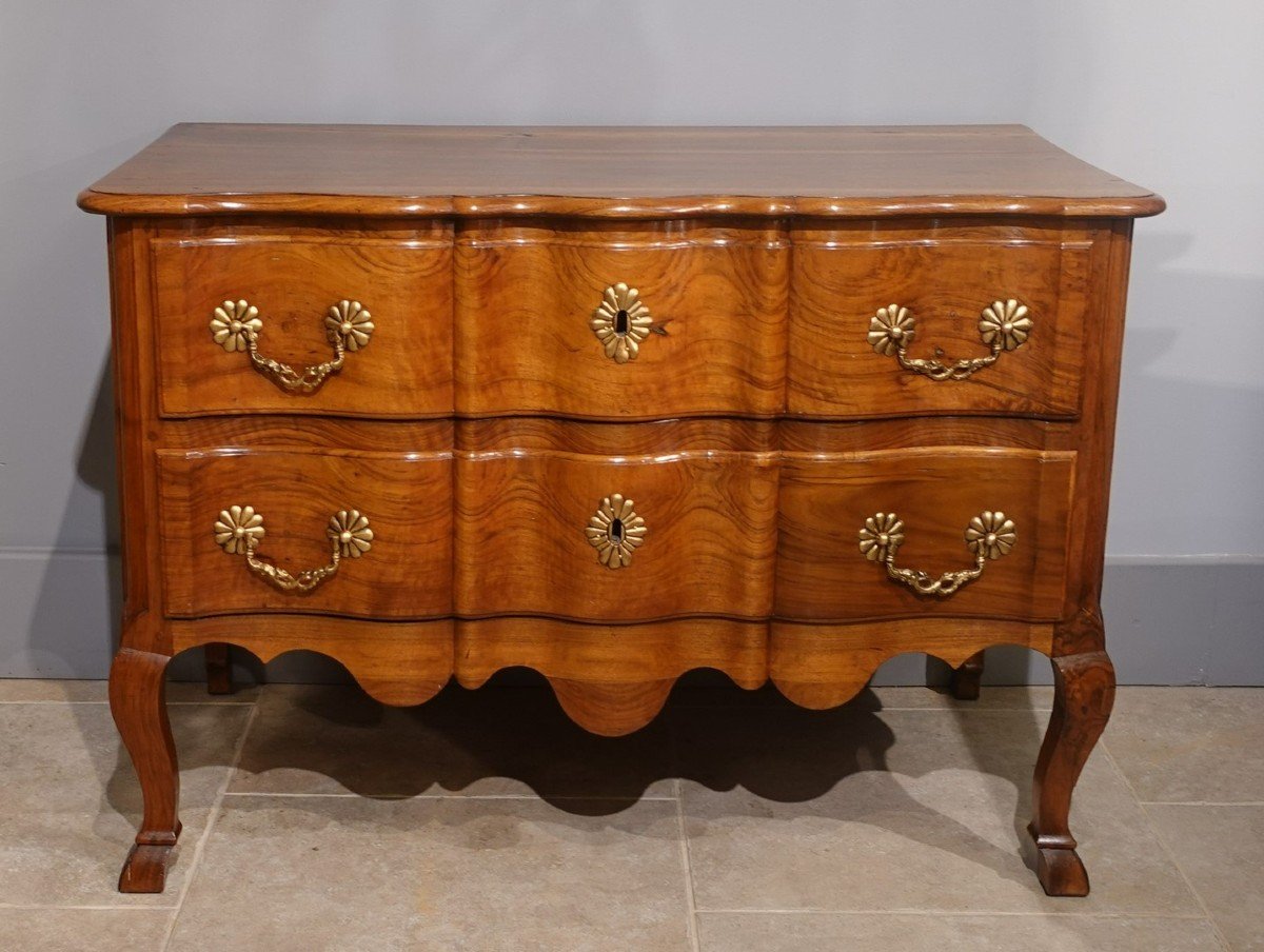 Commode sauteuse en noyer d'époque XVIII°