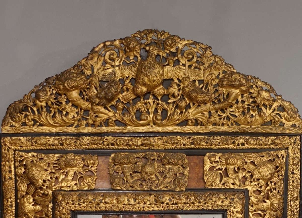 Miroir en ronce de noyer et laiton repoussé d'époque XVII°-photo-2