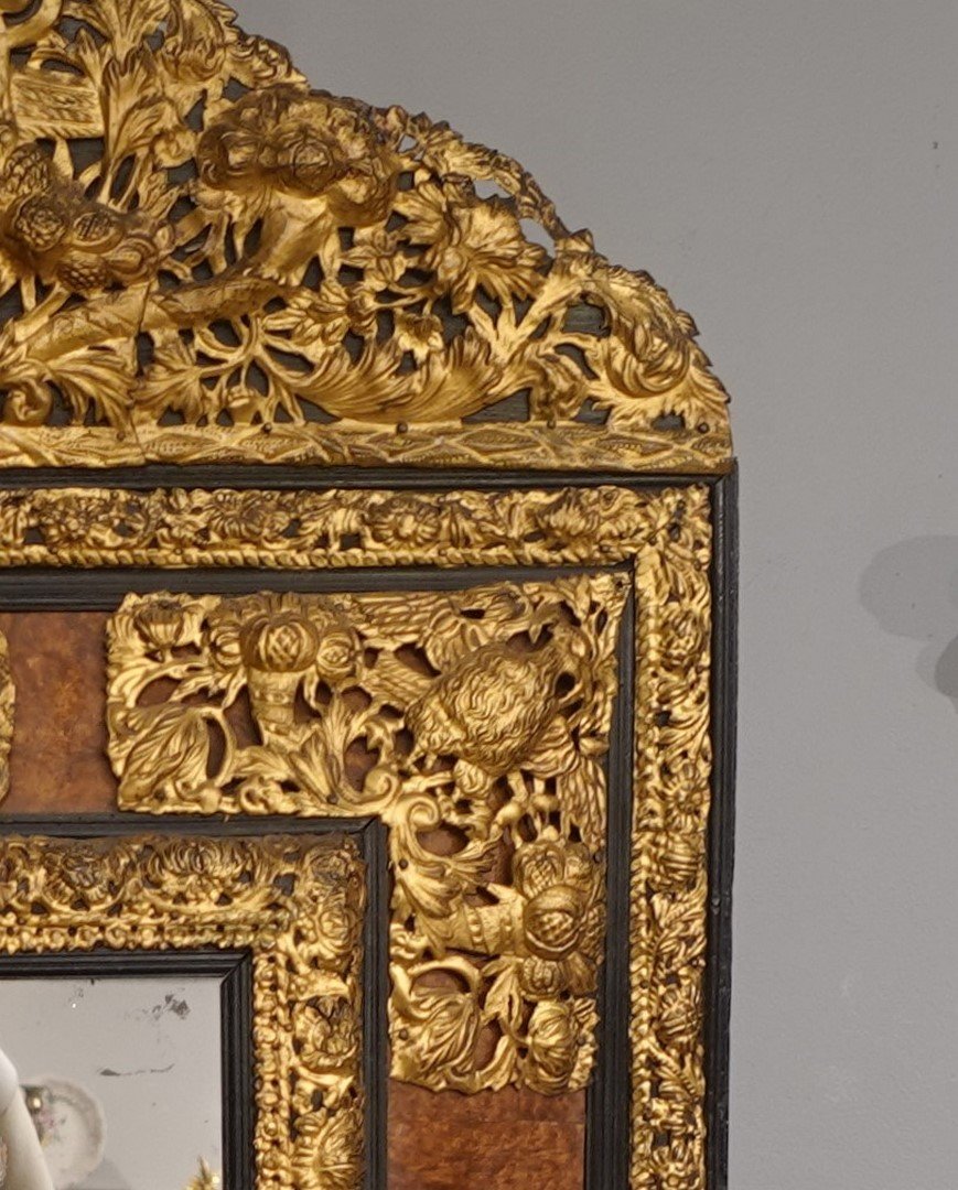 Miroir en ronce de noyer et laiton repoussé d'époque XVII°-photo-3