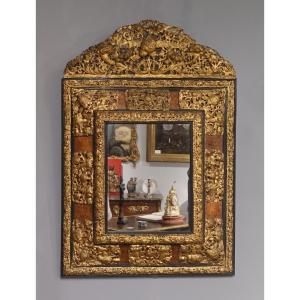 Miroir en ronce de noyer et laiton repoussé d'époque XVII°