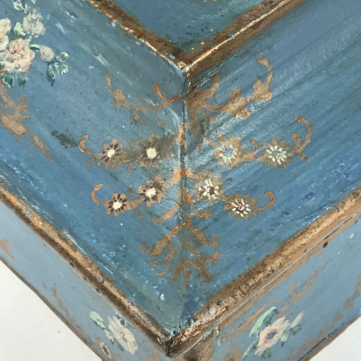 18th Century Italian Blue Wooden Box With Cupid And Flower Decoration-photo-4