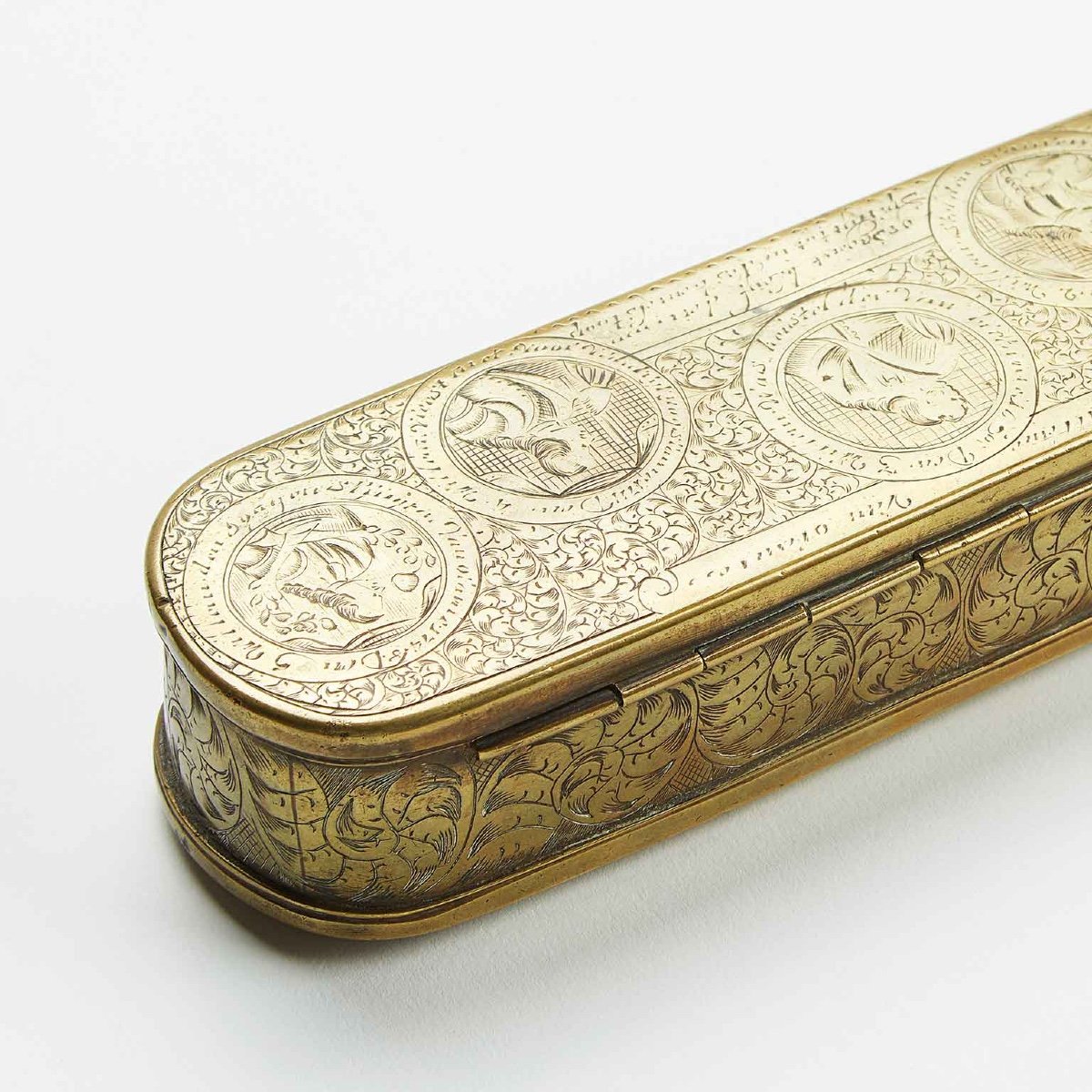 18th Century Dutch Brass Tobacco Box With Figures-photo-3