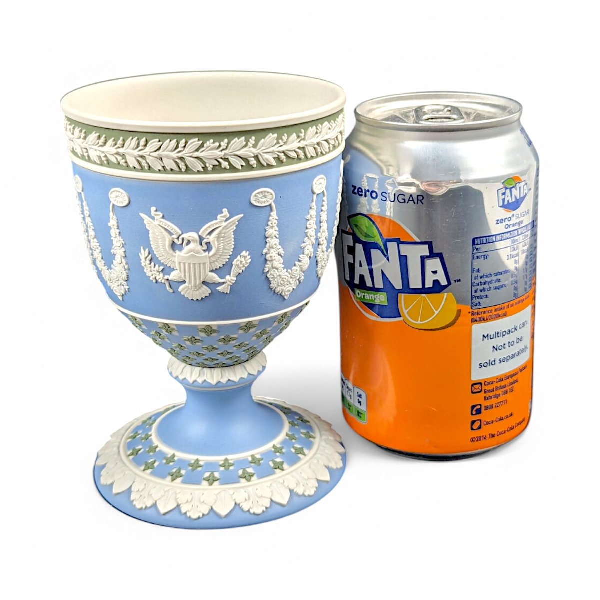 Gobelet commémoratif Wedgwood, sceaux des Bermudes et des États-Unis, Jubilé d'argent 1977-photo-1