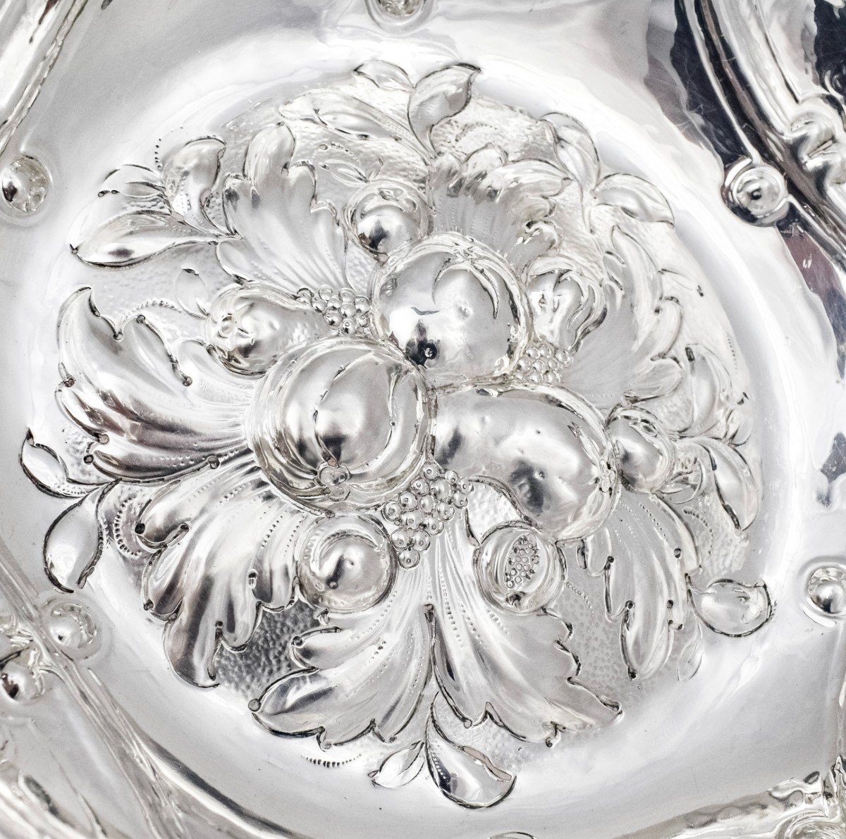 Georgian Repoussé Silver Fruit Bowl With Flying Dog Handles, 1812, 602g-photo-4