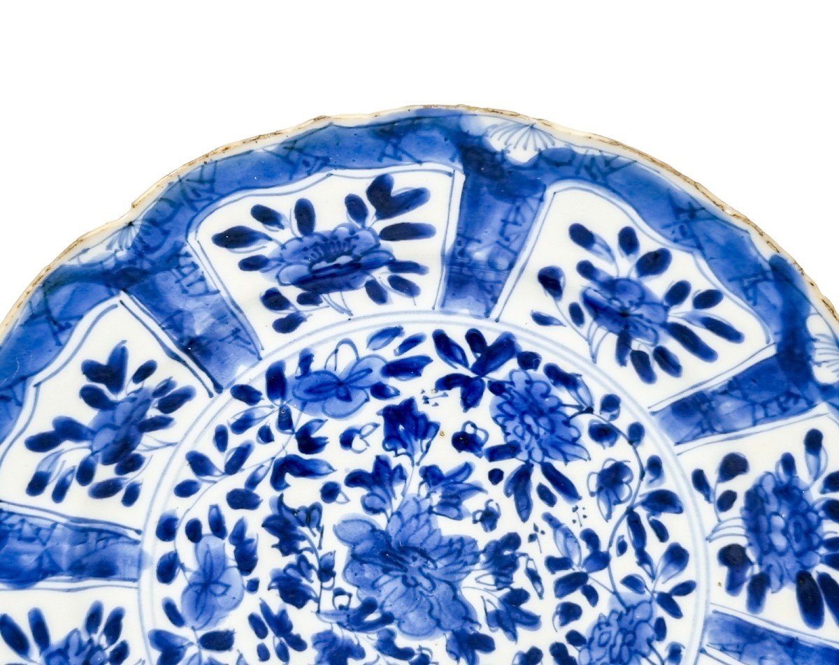 Assiette En Porcelaine Bleue Et Blanche Kangxi, Dynastie Qing XVIIe, Marque Feuille d'Armoise-photo-1