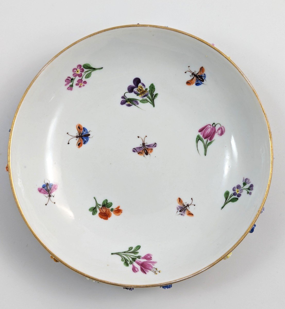 Soucoupe En Porcelaine De Meissen Avec Fleurs Appliquées, Vers 1814-photo-3