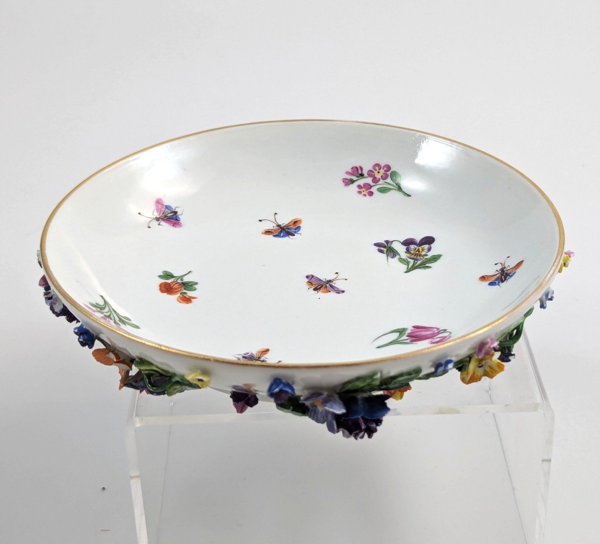 Soucoupe En Porcelaine De Meissen Avec Fleurs Appliquées, Vers 1814