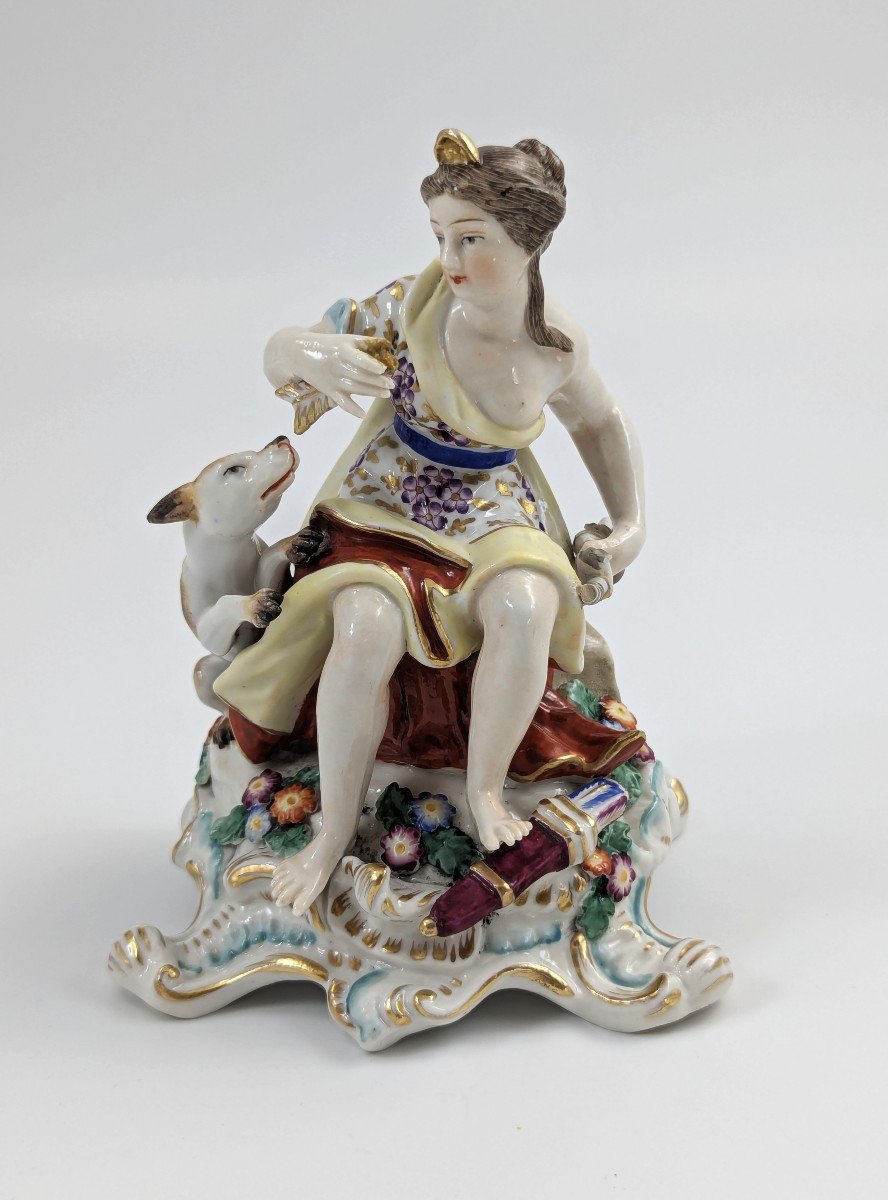 Figurine En Porcelaine De Chelsea Représentant « Diane Chasseresse », Ancre En Or, Vers 1760.