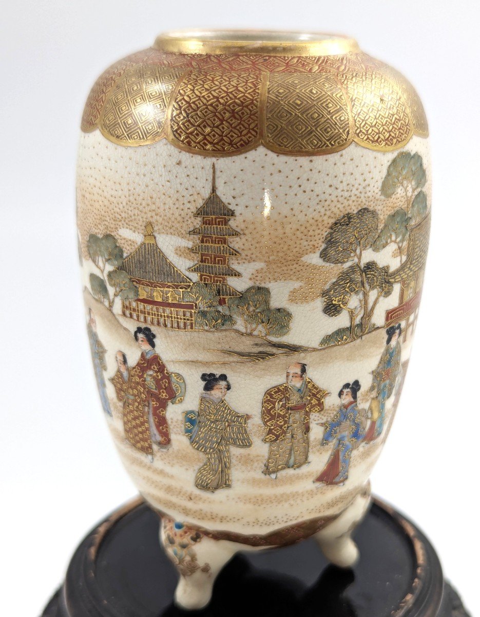 Ancien vase sur pied japonais Meiji Satsuma, scène de cour peinte à la main, détails dorés-photo-4