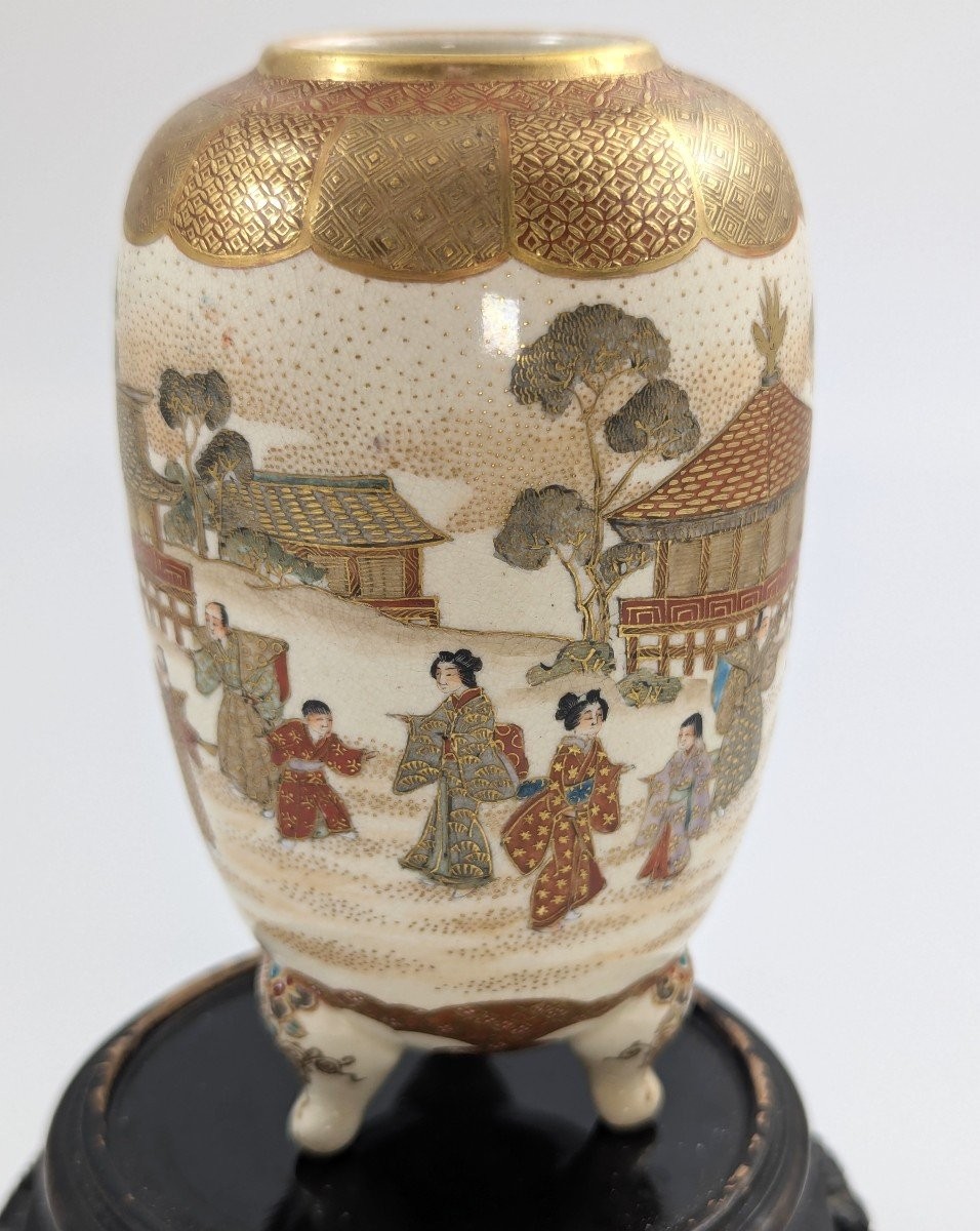 Ancien vase sur pied japonais Meiji Satsuma, scène de cour peinte à la main, détails dorés-photo-3