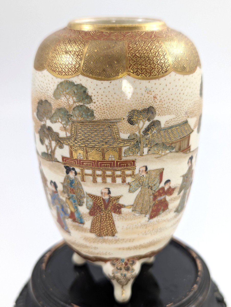 Ancien vase sur pied japonais Meiji Satsuma, scène de cour peinte à la main, détails dorés-photo-1