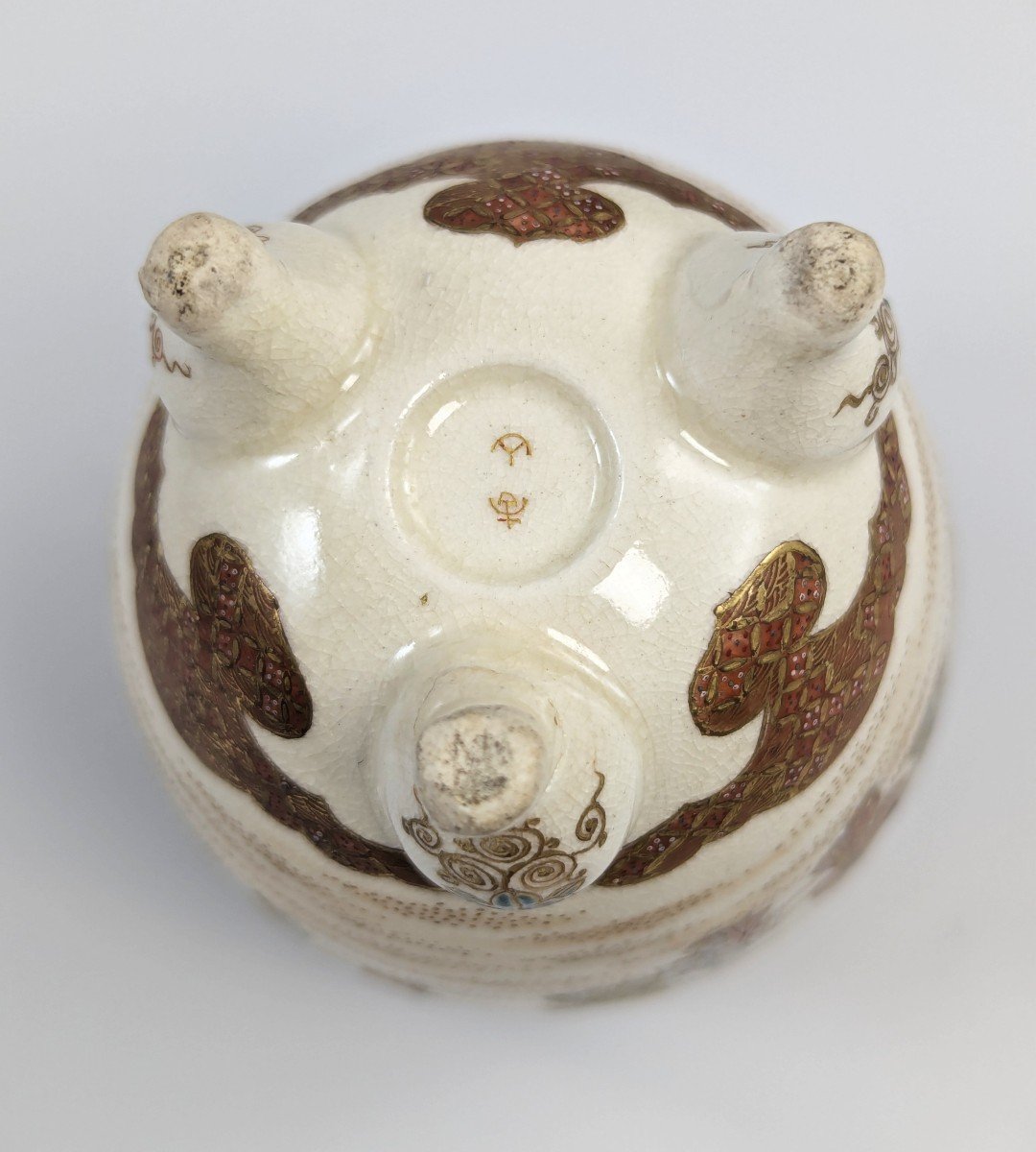 Satsuma Earthenware Small Footed Vase, Meiji Period -photo-3