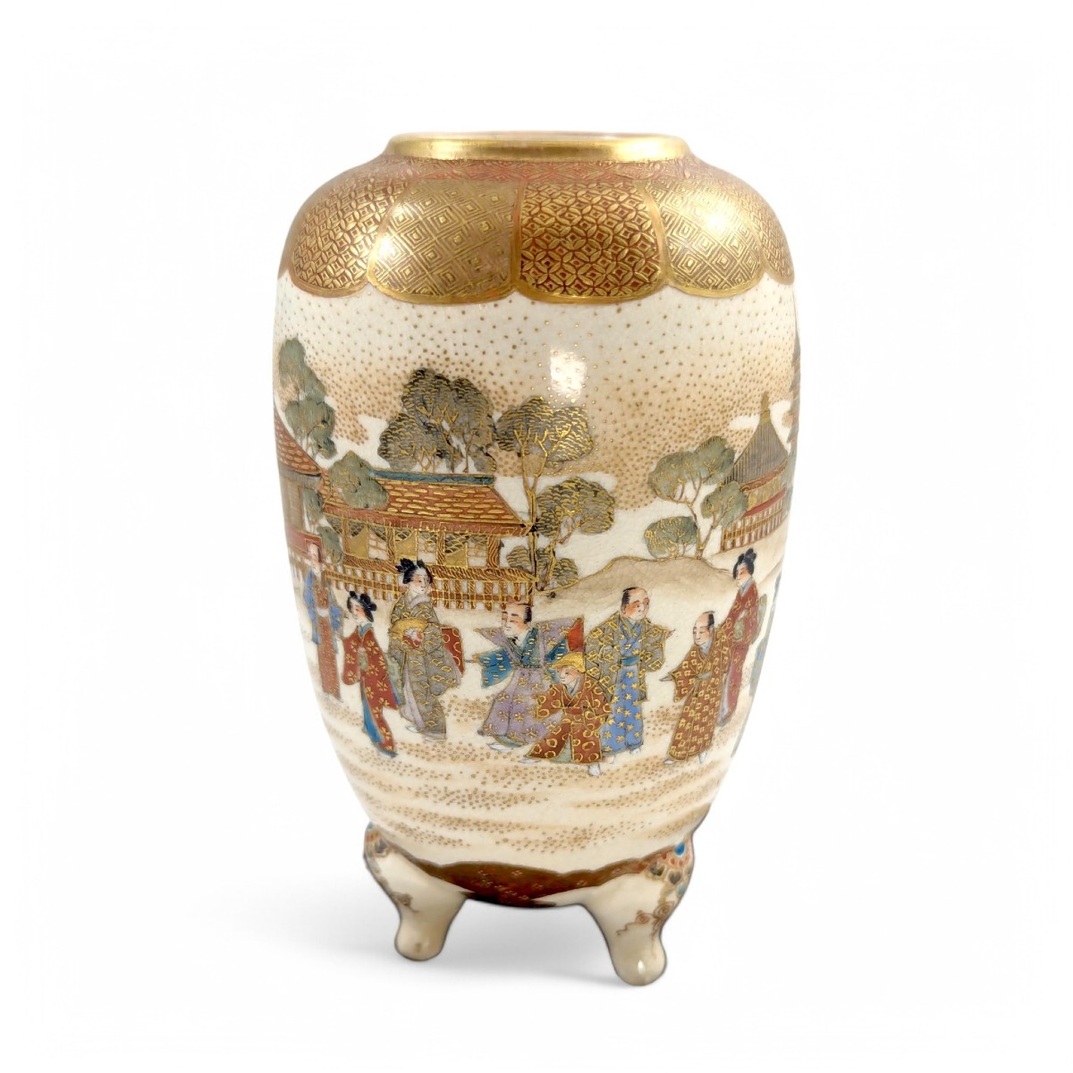 Ancien vase sur pied japonais Meiji Satsuma, scène de cour peinte à la main, détails dorés