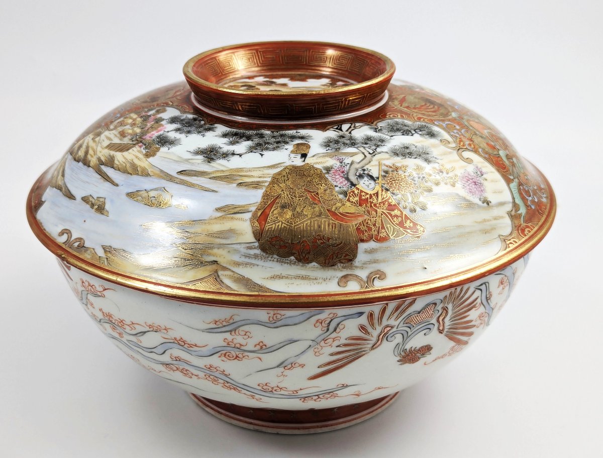 Grande coupe japonaise couverte en porcelaine Kutani de l’époque Edo par Okuda, signée, 1800-photo-2