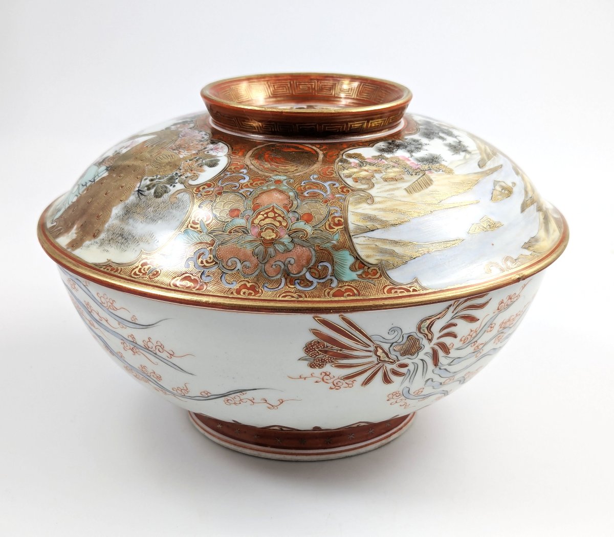 Grande coupe japonaise couverte en porcelaine Kutani de l’époque Edo par Okuda, signée, 1800-photo-1