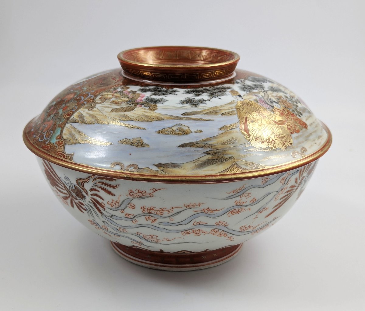 Grande coupe japonaise couverte en porcelaine Kutani de l’époque Edo par Okuda, signée, 1800-photo-2