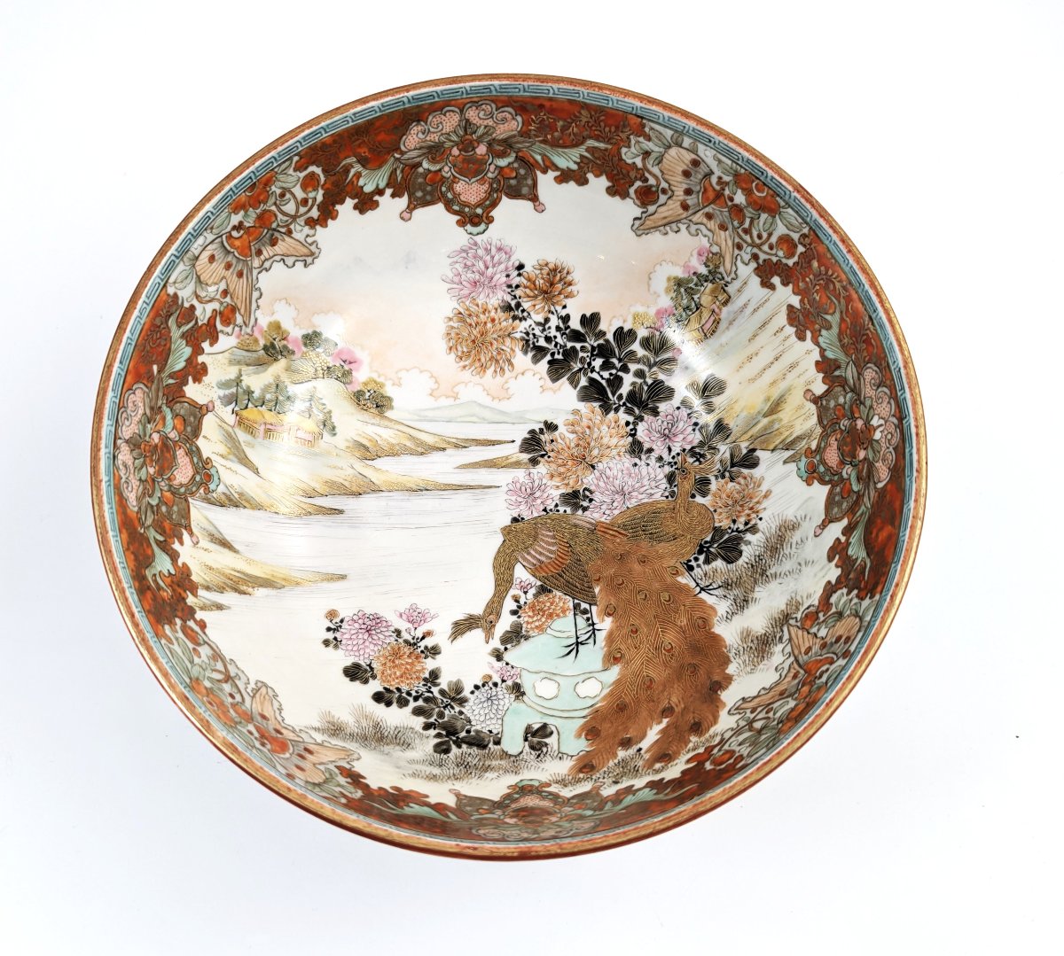 Grande coupe japonaise couverte en porcelaine Kutani de l’époque Edo par Okuda, signée, 1800-photo-3