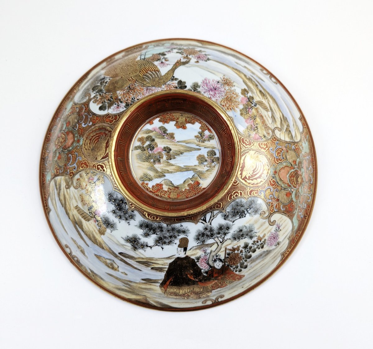 Grande coupe japonaise couverte en porcelaine Kutani de l’époque Edo par Okuda, signée, 1800-photo-5