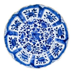 17th Century Qing Dynasty Chinese Kangxi Blue And White Porcelain Plate, Artemisia Leaf Mark