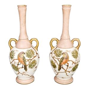 Paire De Vases Franz Anton Mehlem Royal Bonn 1880s, Ivoire Blush, Perroquets Et Papillons