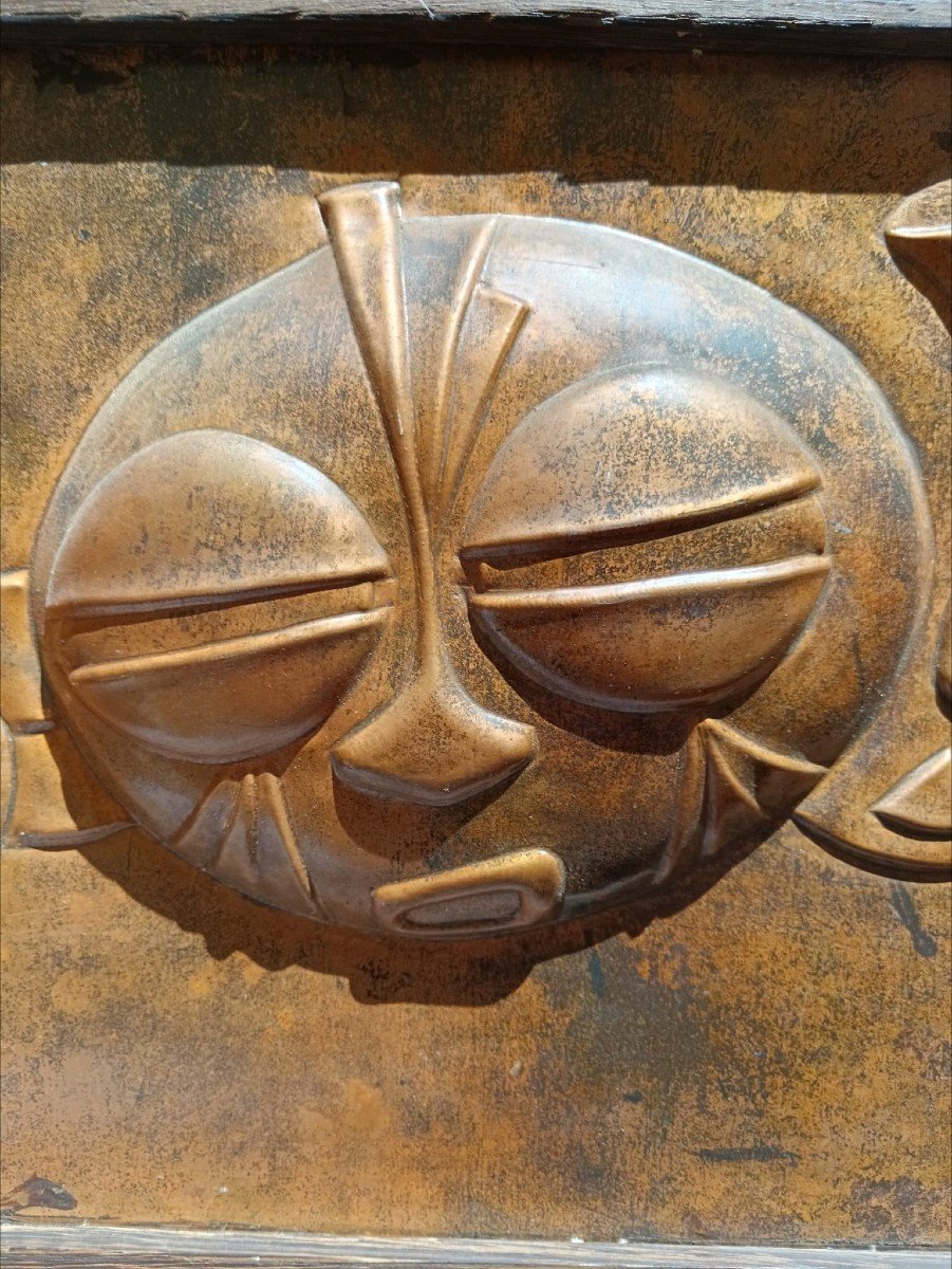 2 Panneaux En Bas Relief En Cuivre Repoussé Représentant Une Série De Masques Africains-photo-1