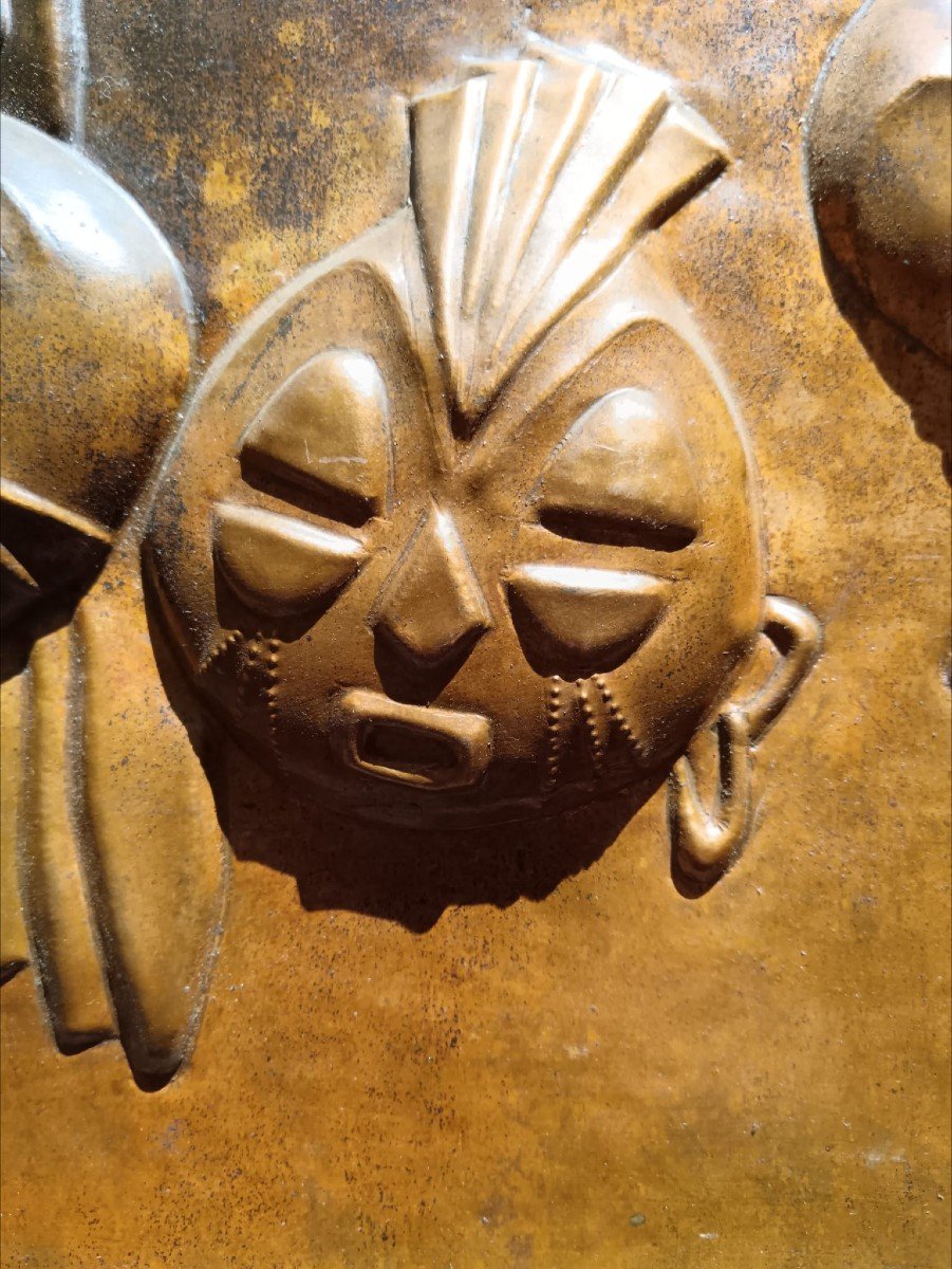 2 Panneaux En Bas Relief En Cuivre Repoussé Représentant Une Série De Masques Africains-photo-2