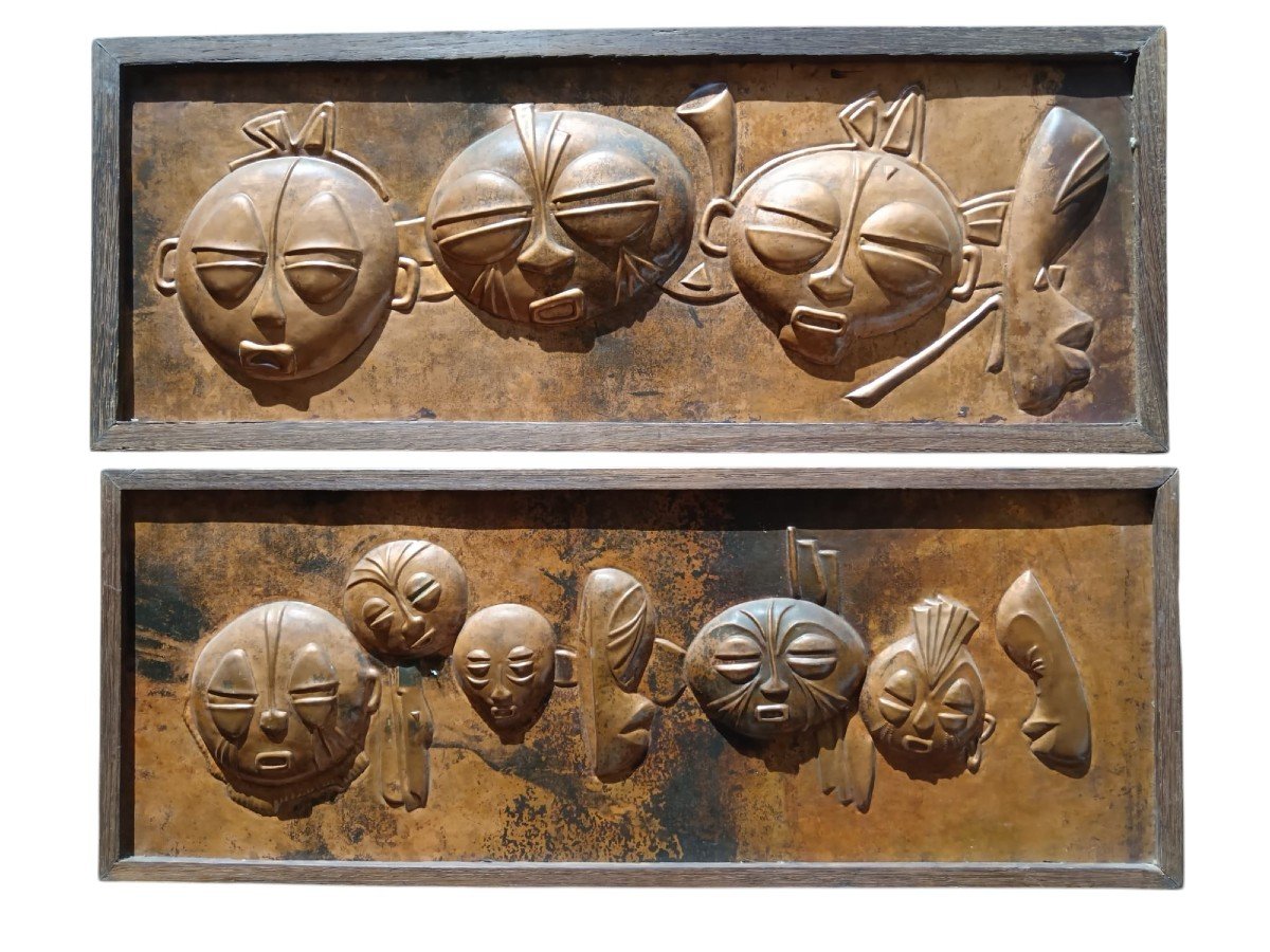 2 Panneaux En Bas Relief En Cuivre Repoussé Représentant Une Série De Masques Africains