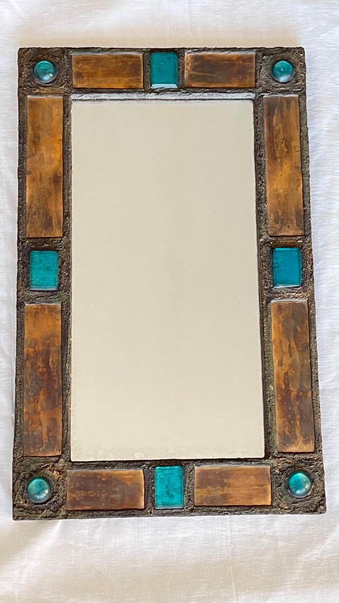 Irena Jaworska. Miroir En Cuivre Et Talosel à Décor De Pierres. 64 X 40 Cm