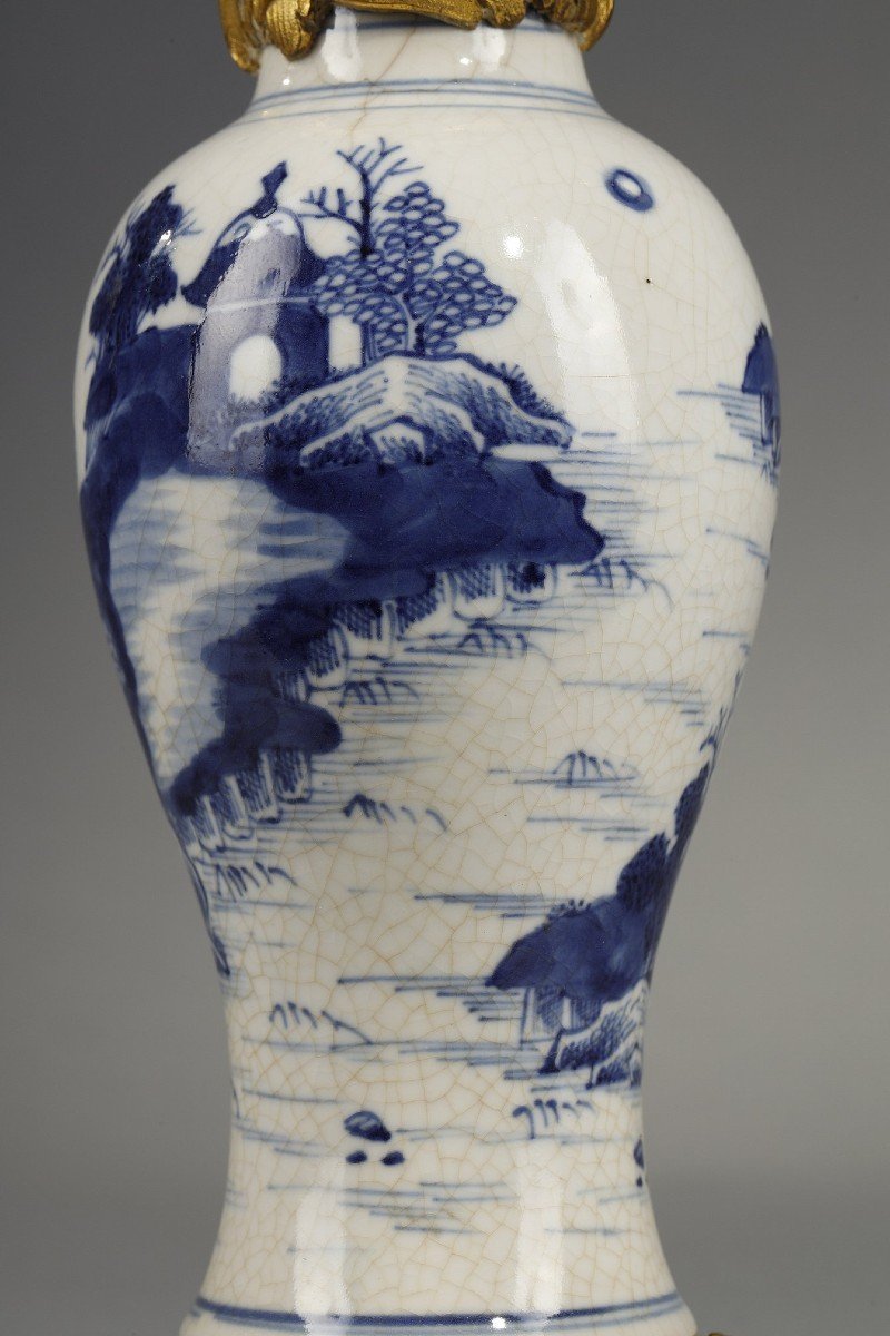 Small White Crackle Porcelain Vase, China, 18th Century-photo-1