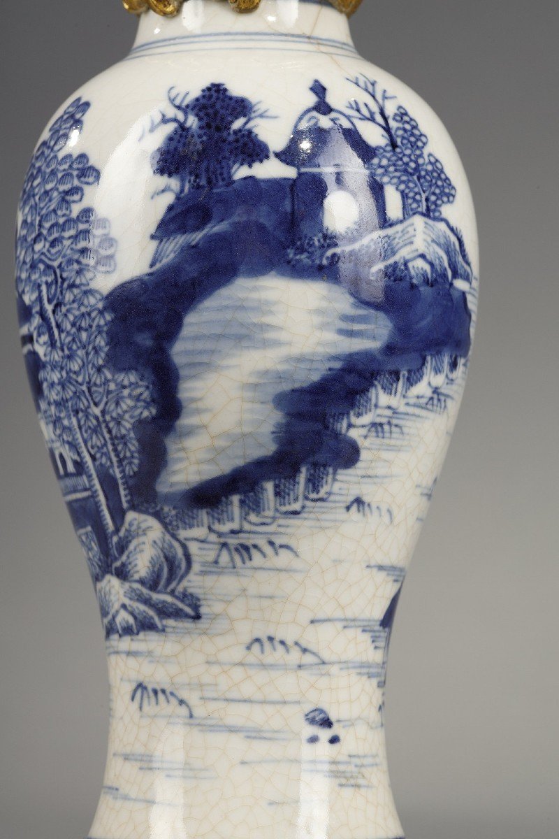 Small White Crackle Porcelain Vase, China, 18th Century-photo-2