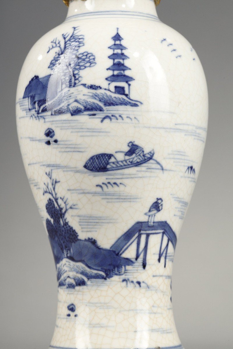 Small White Crackle Porcelain Vase, China, 18th Century-photo-4