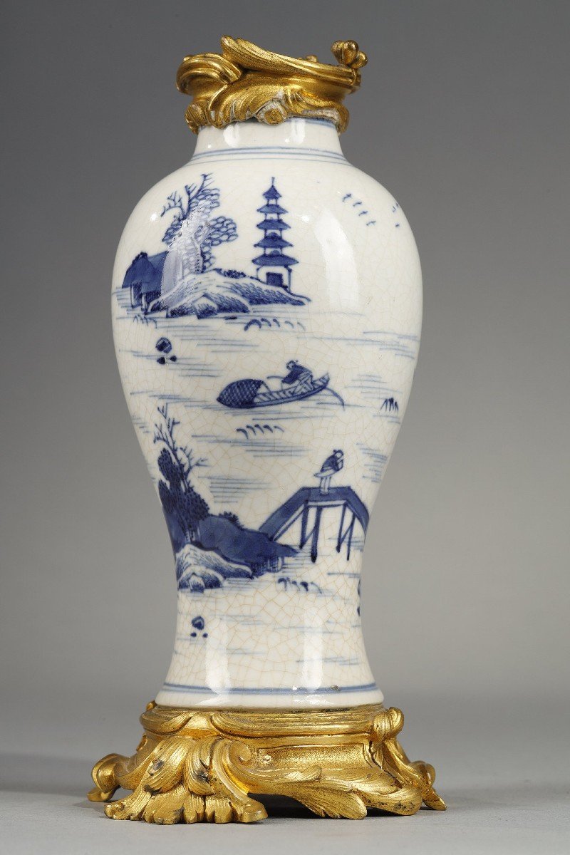 Small White Crackle Porcelain Vase, China, 18th Century-photo-5