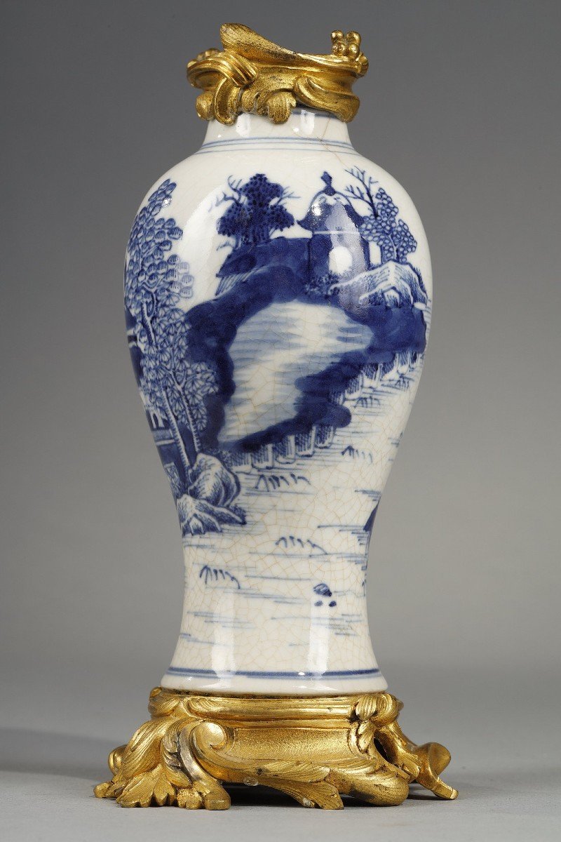 Small White Crackle Porcelain Vase, China, 18th Century-photo-7